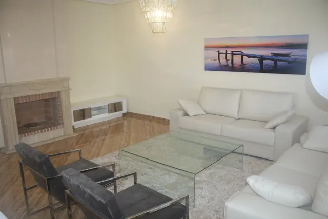 Fantástico Chalet Estilo Mediterráneo en Los Altos de Torrevieja con 3 Dormitorios y 4 Baños — 5