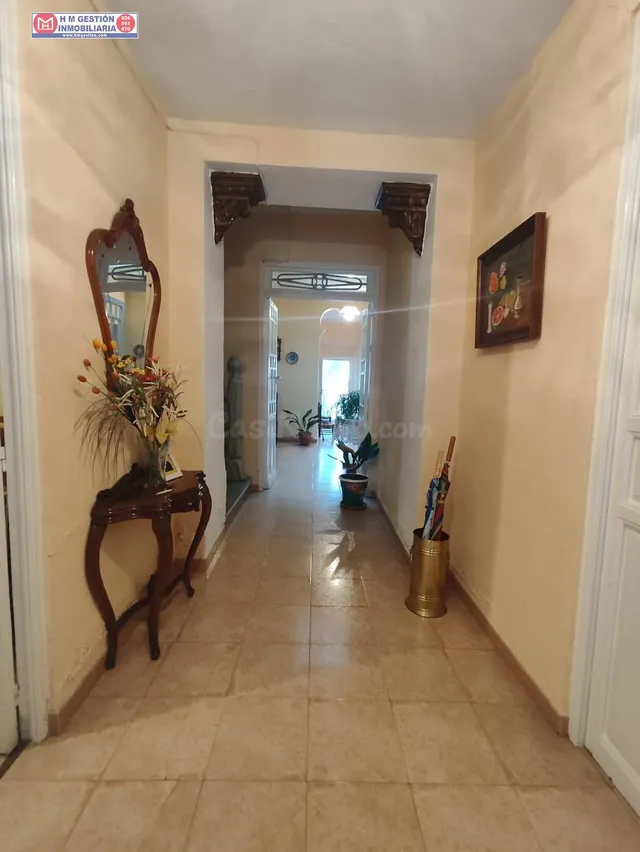 Casa junto a Biblioteca, de dos plantas con fachada de casi  - foto 2
