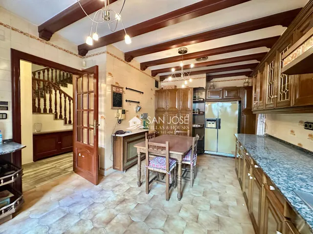 SE VENDE CASA CON PISCINA EN GLORIETA DE NOVELDA. — 26