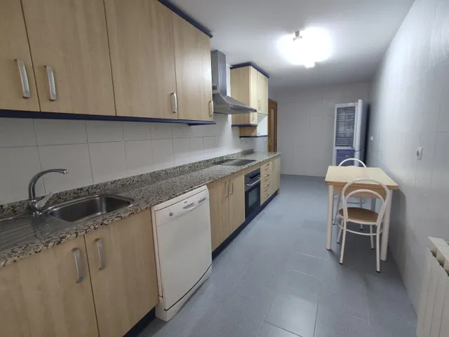 Piso seminuevo con cuatro amplios dormitorios, dos baños completos, garaje, trastero y piscina comun — 7