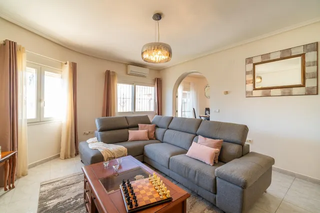 Maravillosa villa de una sola planta (aprox. 161 m2) con gran piscina privada. Cerca de colegios, del La Zenia Boulevard, ¡y a tan solo 15 minutos a pie de Playa Flamenca! — 14