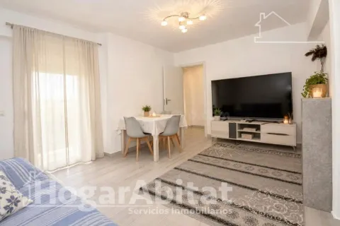 Exclusiva ubicación junto a la playa en este piso reformado con amplio balcón y ascensor en la Malvarrosa