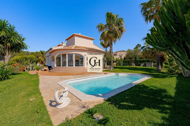 VILLA LUZ SERENA · PRIVACIDAD, LUZ NATURAL Y ESTILO DE VIDA 