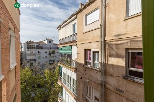 Piso de 3 dormitorios en calle milán, zaidín | muy luminoso y con gran potencial — 24