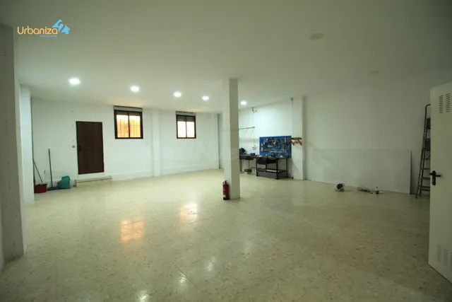 LOCAL COMERCIAL CON ENTRADA DE VEHICULOS EN MARIA AUXILIADOR