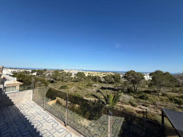Espectacular Villa en Villamartin con Vistas Directas al Mar - foto 2