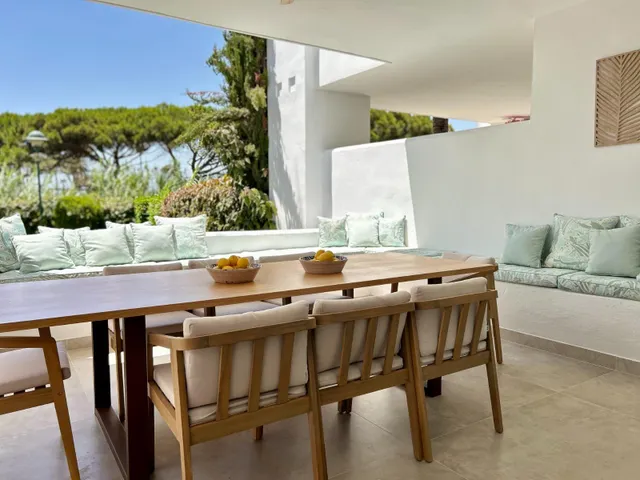 Espectacular vivienda reformada con jardín privado en Palm Beach, Marbella — 19