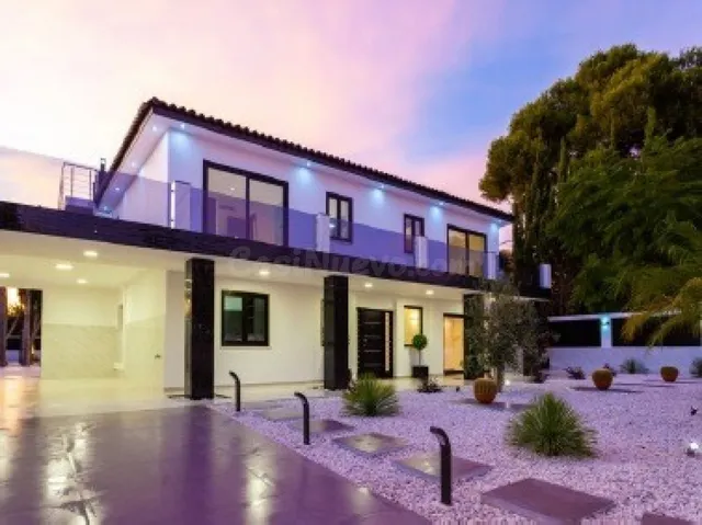 Villa Moderna en Playa Los Monteros! - foto 2