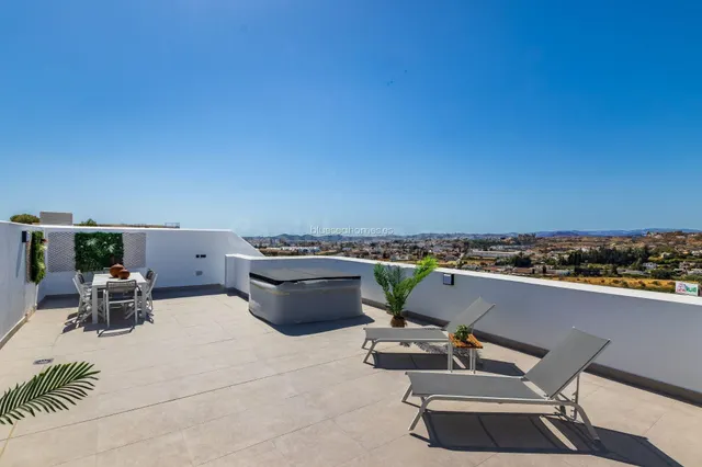 Venta de ático con tres dormitorios en Fuengirola, Málaga, C
