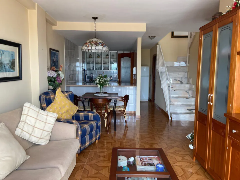 SE VENDE DÚPLEX AMUEBLADO. COCINA, SALÓN, 3 HAB., 2 BAÑOS, TRASTERO Y PLAZA DE GARAJE.