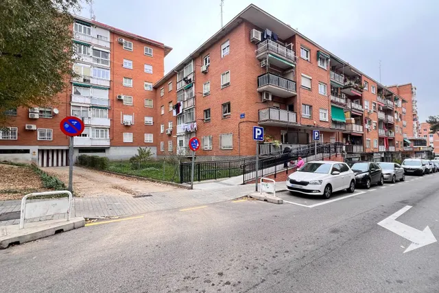 Garaje en Venta: Tu Inversión en Comodidad y Seguridad — 2