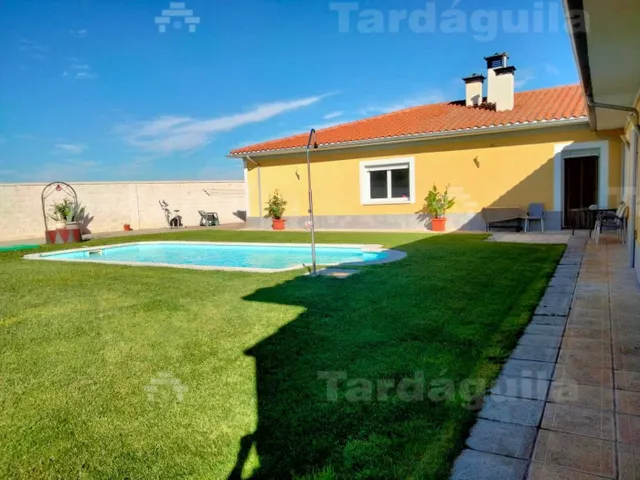 CHALET  INDEPENDIENTE EN URBANIZACION DE VILLAMAYOR — 30