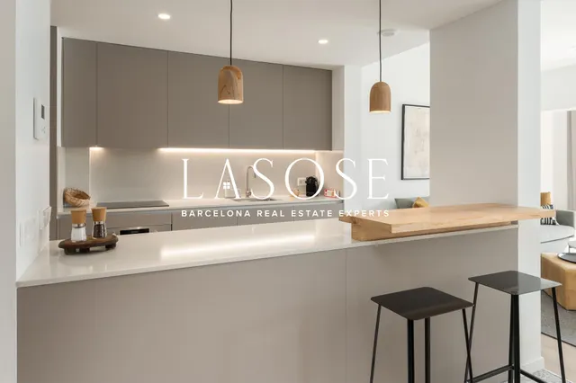 Acogedor piso de dos dormitorios, balcón y terraza comunitaria en alquiler en La Salut — 28