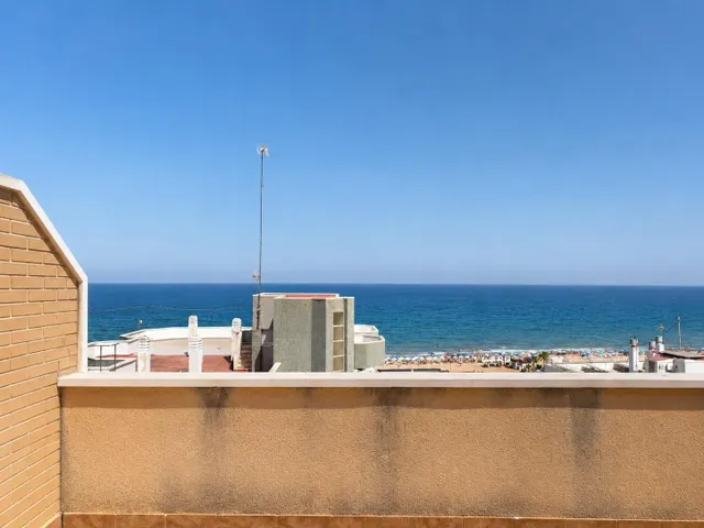 Ático dúplex con vistas frontales al mar y amplio solárium en Guardamar del Segura — 31