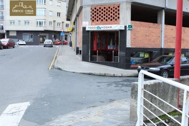 Bajo haciendo esquina zona San Martiño — 12