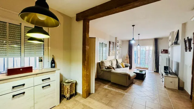 Chalet independiente con piscina, jardín y aparcamiento privado — 15