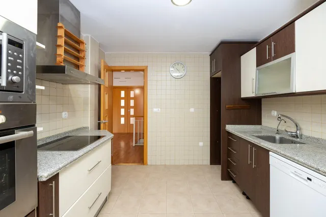 Ponemos a la venta esta preciosa casa en Urbanizacion cerrada, con zonas comunes y piscina comunitaria. — 12