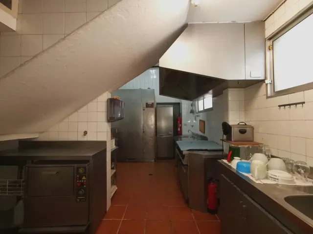 OPORTUNIDAD · LOCAL DE HOSTELERÍA LUMINOSO Y CON SALIDA DE GASES EN VIGO — 16