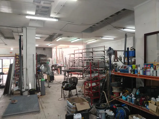Amplio local comercial con gran altura y múltiples posibilid - foto 2
