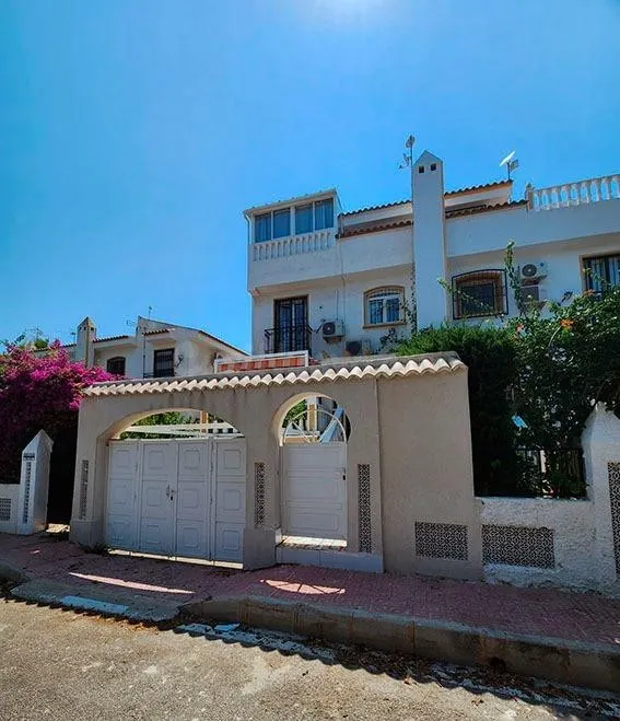 Exclusiva vivienda adosada de 4 dormitorios en Los Altos, ju