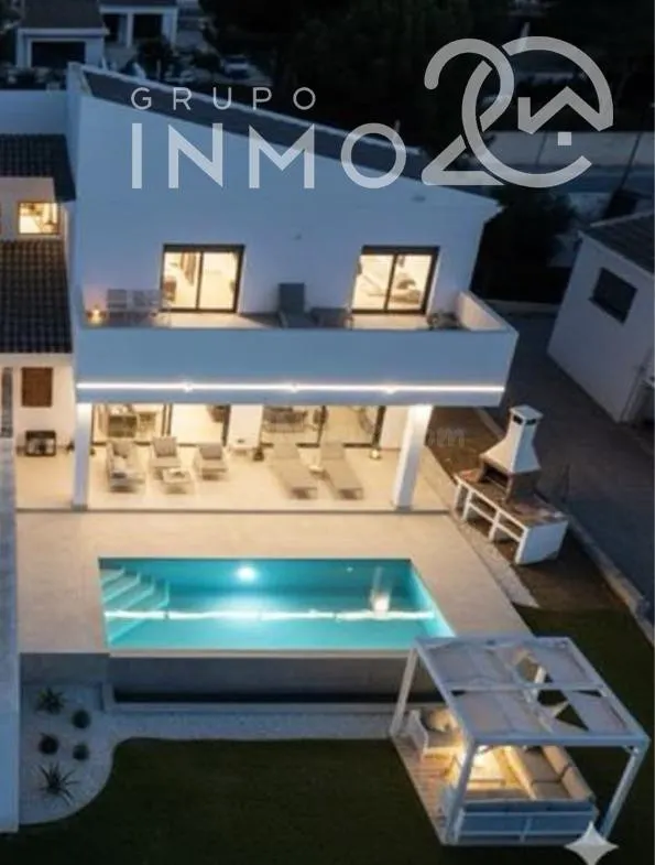 Chalets de obra nuevo en urbanización de Monserrat