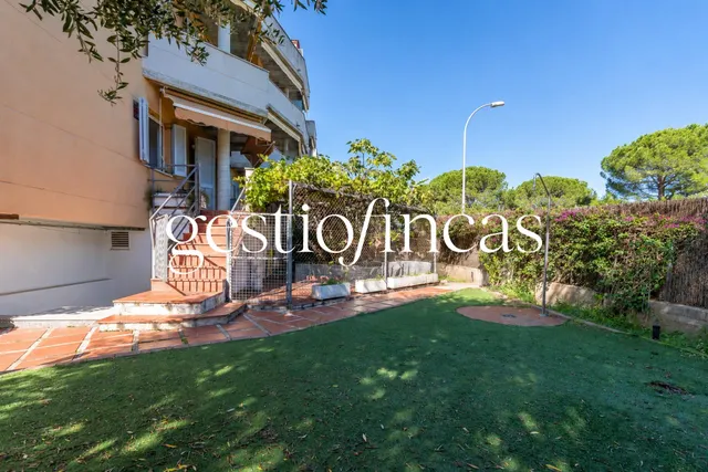 Espectacular bajo con gran jardín privado, piscina y parking a 5 minutos del mar — 30