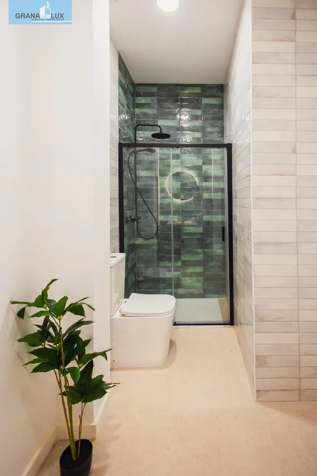 Tu refugio de diseño en el corazón de Granada: Estilo, practicidad y comodidad a pie de calle. — 11