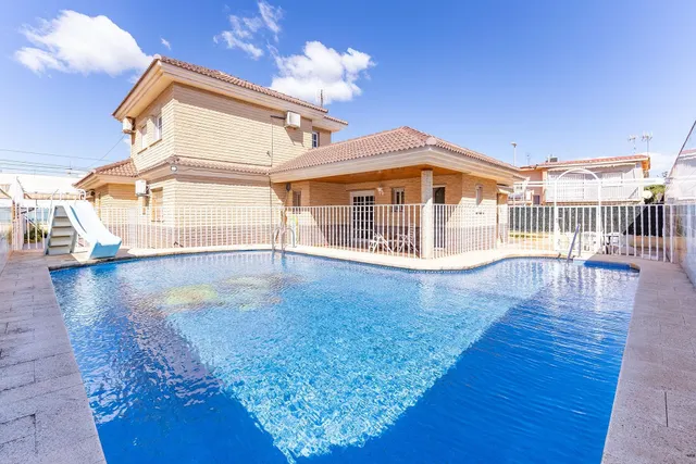 Chalet independiente con piscina en Los Urrutias - foto 5