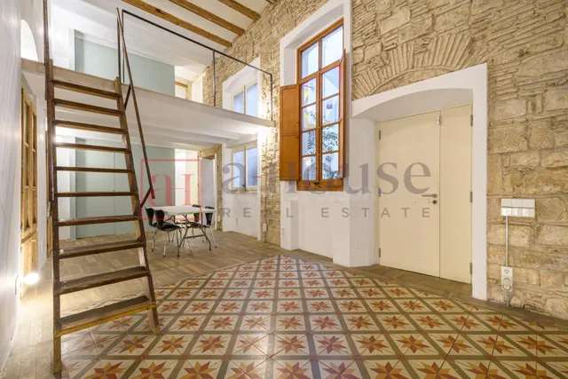 Piso con 2 lofts independientes con balcon baños cada uno y una excelente ubicación en el gòtico — 2