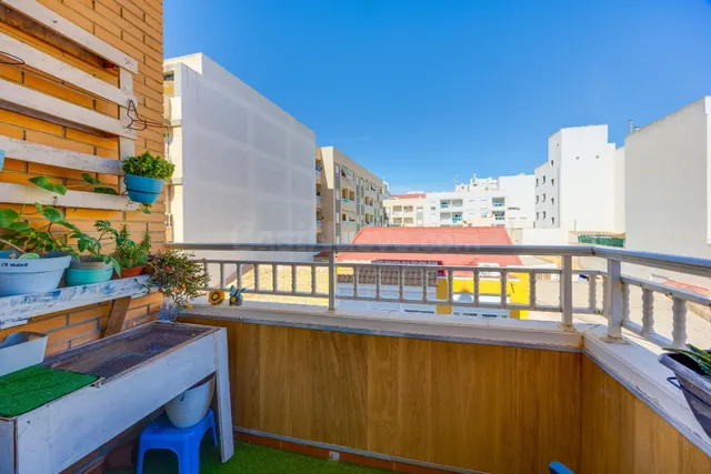 Amplio piso con 4 dormitorios, terraza y garaje en el centro de Torrevieja — 3
