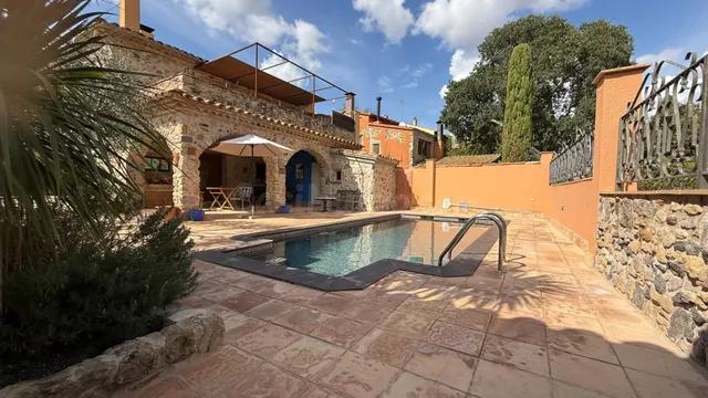EXCLUSIVA CASA RÚSTICA CON JARDÍN, PISCINA Y VISTAS ABIERTAS - foto 2