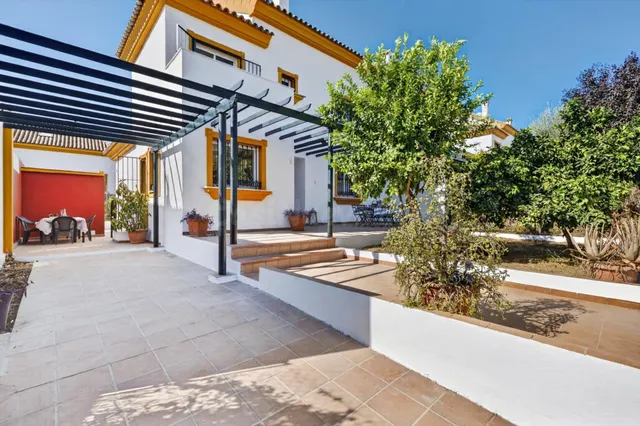 CHALET PAREADO CON DORMITORIO Y BAÑO EN PLANTA BAJA, BUHARDI