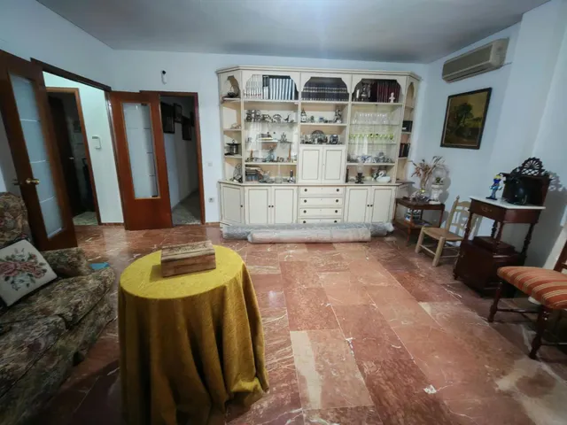 Piso de 3 dormitorios con trastero y patio en santa marina — 2
