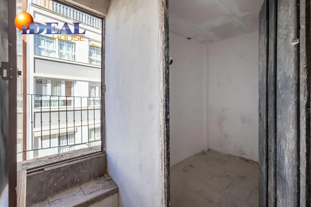 Edificio junto a Plaza Bib-rambla. — 22
