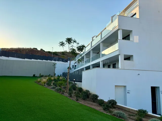 Moderno Apartamento en Fuengirola con Vistas y Amplias Zonas Comunes por €310,000 — 5