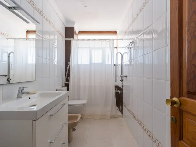 Chalet independiente junto a Paseo de Chil, con jardín, ascensor y vistas a la bahía — 47