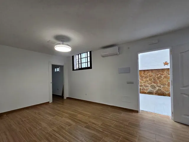 Piso a estrenar de 2 dormitorios con parking, luz y agua incluidas – 1.200 €/mes — 8