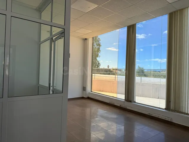 NAVE INDUSTRIAL EN ALQUILER CON OFICINAS, PARKING PRIVADO Y  - foto 3