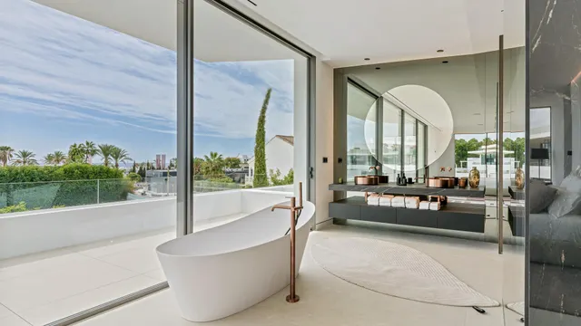 Sofisticada villa con vistas al mar en la Milla de Oro, Marbella — 19