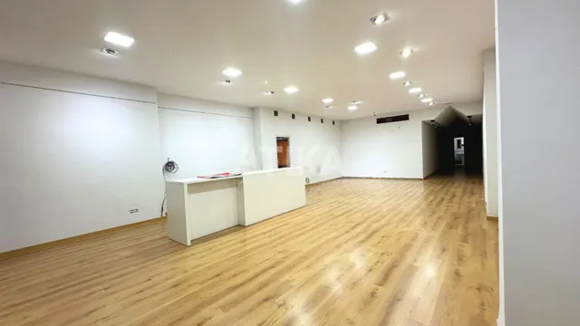 LOCAL COMERCIAL EN AMPLIA AVENIDA - foto 2