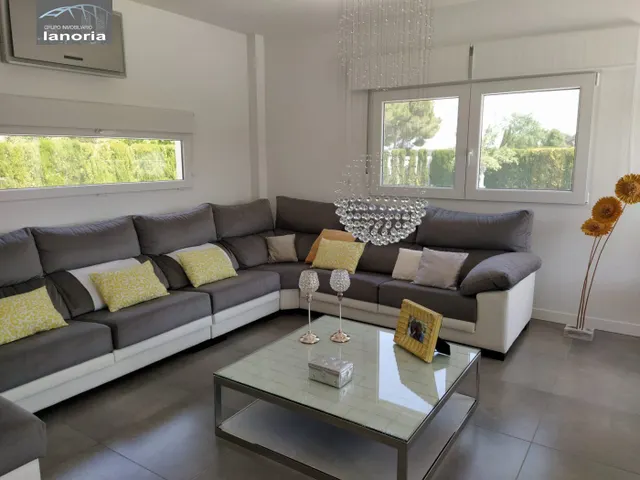 Grupo la Noria Vende Chalet Urbano de 370m2 a pocos km de Albacete. — 32