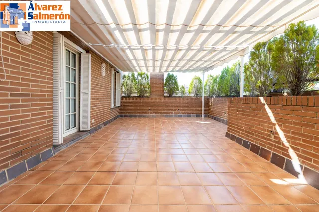 CHALET ADOSADO EN ZONA LA CALETA — 42
