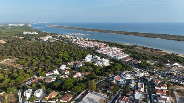 Chalet independiente de esquina con piscina y terraza con vistas al mar en El Rompido Cartaya, Huelva. — 42