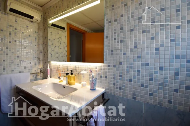 SEMINUEVO, AMPLIO Y LUMINOSO CON TERRAZA Y JACUZZI — 35