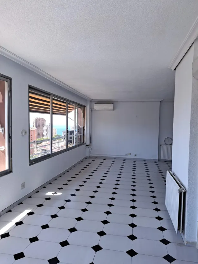 Amplio piso con 4 dormitorios y vistas al mar y Benidorm en zona Levante. — 9