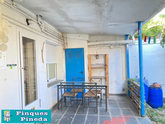 CASA PLANTA BAJA CON 2 VECINOS CON JARDÍN — 18