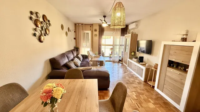 Venta de piso con cuatro dormitorios en Benalmádena, Málaga, - foto 2
