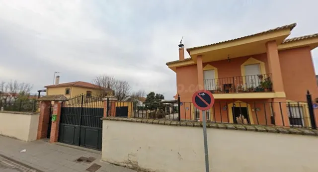Se vende casa independiente OKUPADA en Calle Virgen del Rocí