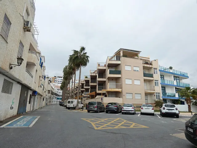 GRAN PISAZO AL LADO DEL MAR — 43