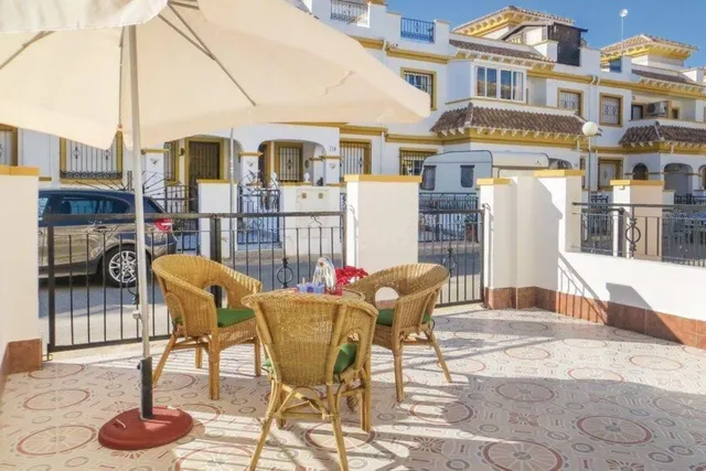 Casa adosada en buen estado (aprox. 87 m2) en el popular Jardín del Mar XIII. Terraza orientada al suroeste frente a la casa, azotea, gran piscina comunitaria y cerca de colegios y supermercados. — 2